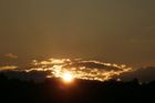 Východ a západ Slunce budou netypicky zbarvené, upozornili meteorologové