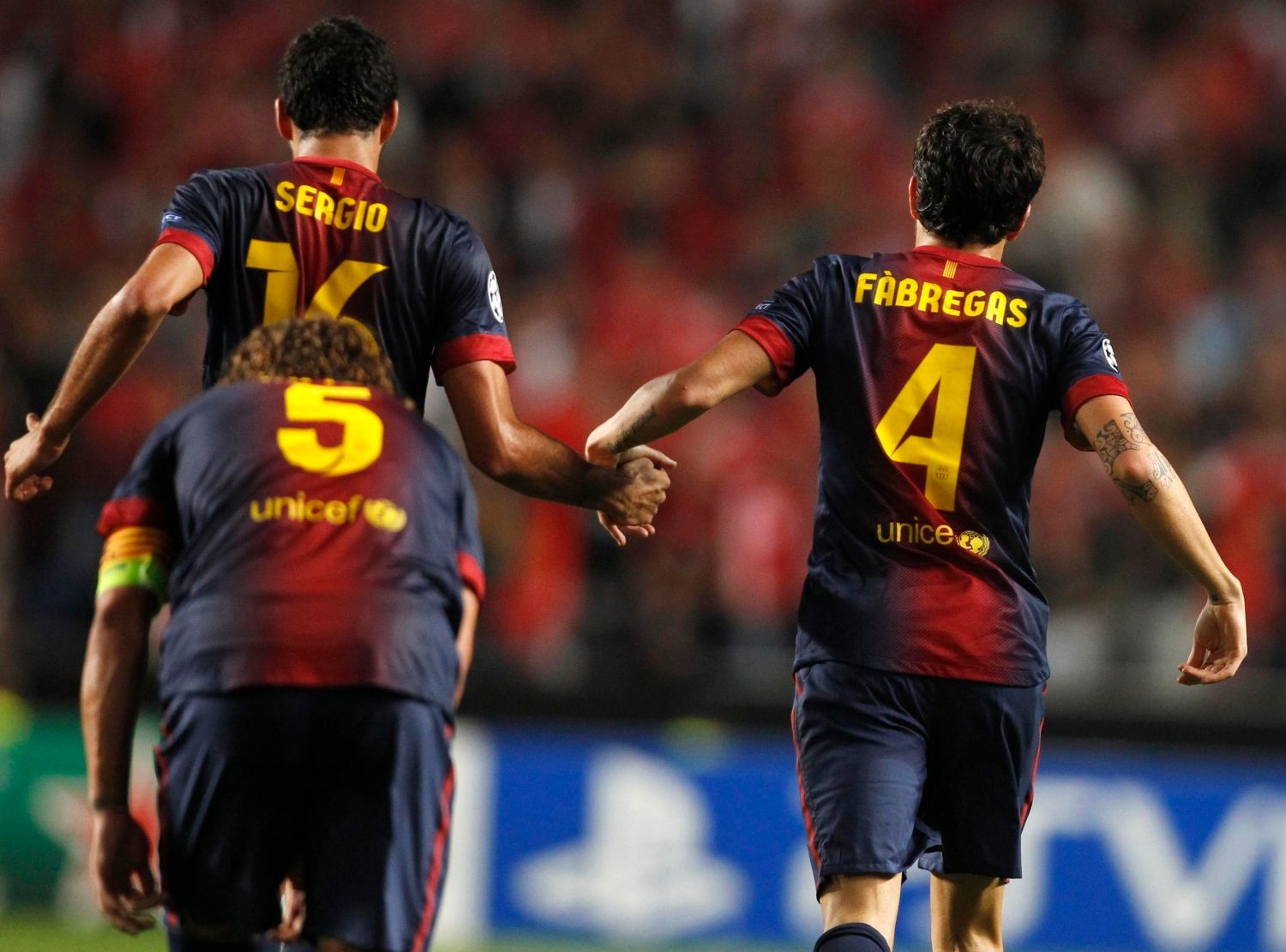 Fotbalisté Cesc Fábregas (vpravo) a Sergio Busquets slaví gól v utkání Ligy mistrů 2012/13