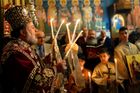 Obrazem: Pravoslavní věřící oslavili Vánoce. Katedrály osvítily svíčky, na mši nechyběl ani Putin