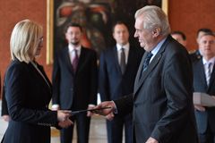 Vláda je opět kompletní, Zeman jmenoval Šlechtovou