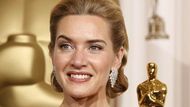 Kate Winsletová v roce 2009 se soškou Oscara, kterého jí vynesla hlavní ženská role ve snímku Předčítač.