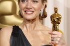 Oscar 2009: Kate Winsletová se soškou za hlavní ženskou roli, kterou jí vynesl snímek Předčítač. vahrála jeden z hlavních soboujů letošních Oscarů, když porazila Meryl Streepovou