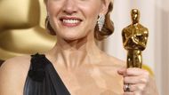 Oscar 2009: Kate Winsletová se soškou za hlavní ženskou roli, kterou jí vynesl snímek Předčítač. vahrála jeden z hlavních soboujů letošních Oscarů, když porazila Meryl Streepovou