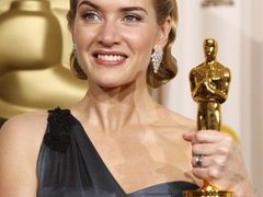 Oscar 2009: Kate Winsletová se soškou za hlavní ženskou roli, kterou jí vynesl snímek Předčítač. vahrála jeden z hlavních soboujů letošních Oscarů, když porazila Meryl Streepovou