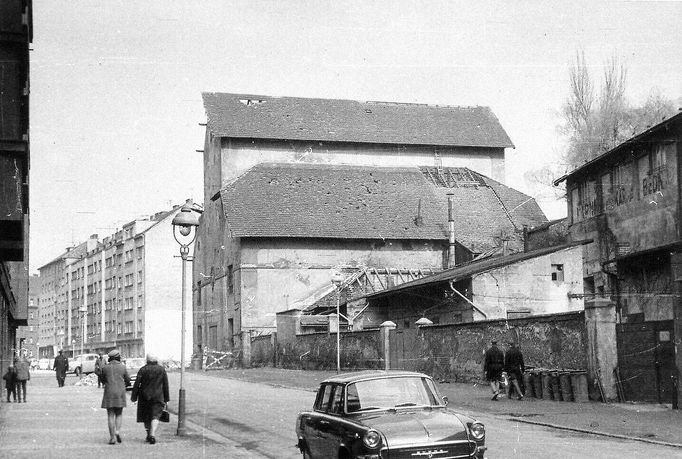 Pohled na později zbouraný objekt v ulici U Libeňského pivovaru. Foto přibližně z 60-70. let 20. století.