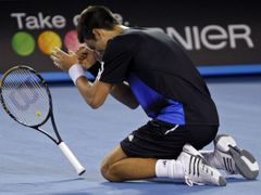 První obrovskou senzací této sezony bylo vítězství Srba Novaka Djokoviče na Australian Open, v jehož semifinále vyřadil do té doby 