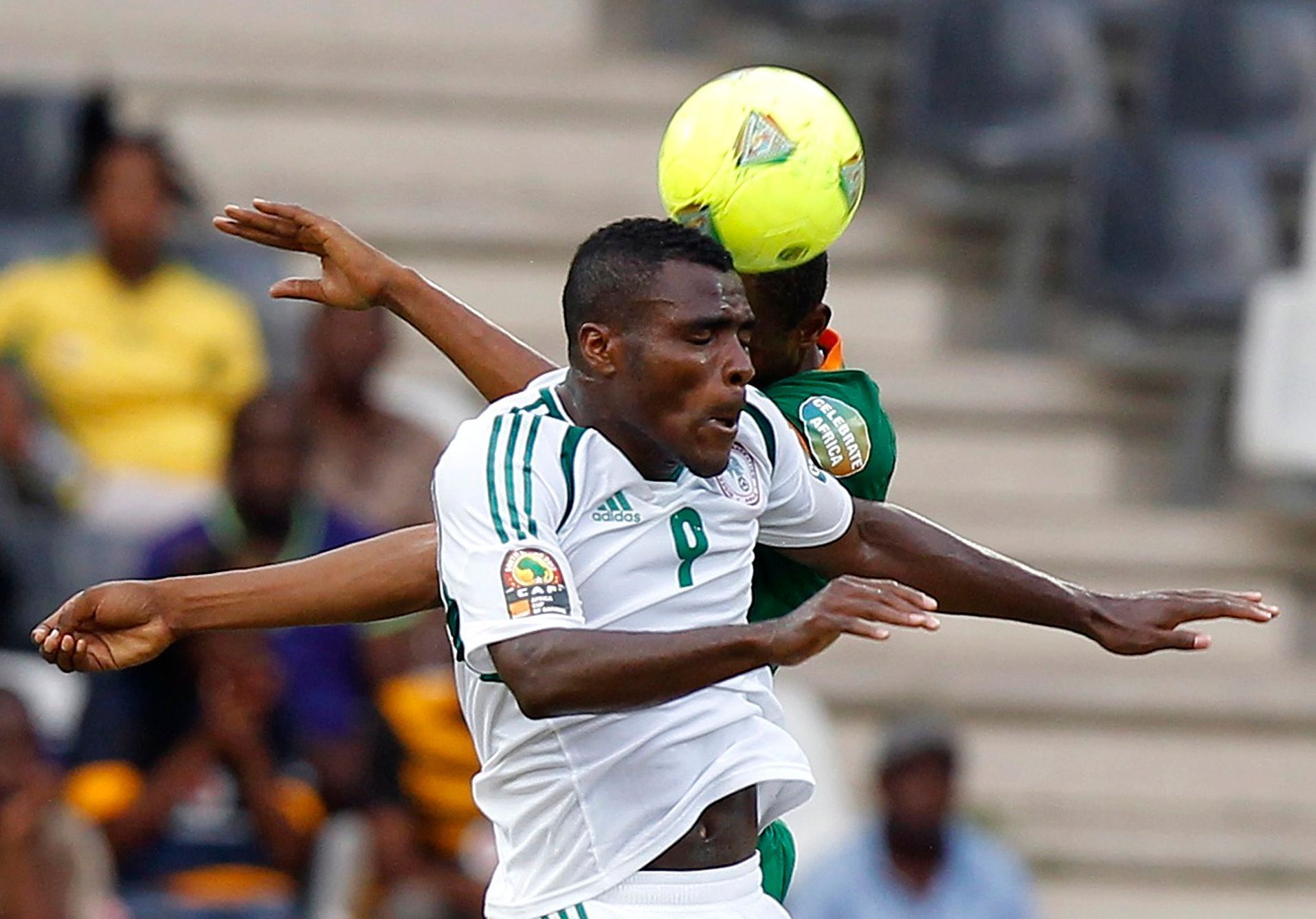 Hlavičkový souboj Browna Ideye z Nigerie a Stopilla Sunzua ze Zambie v Africkém poháru národů