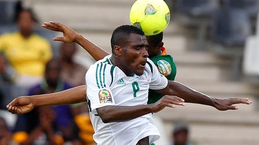Hlavičkový souboj Browna Ideye z Nigerie a Stopilla Sunzua ze Zambie v Africkém poháru národů.
