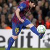 Lionel Messi dává gól do sítě Leverkusenu