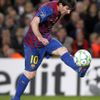 Lionel Messi dává gól do sítě Leverkusenu v Lize mistrů