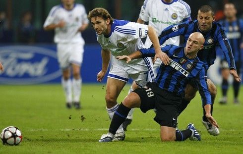 Esteban Cambiasso se snaží zastavit Andreje Ševčenka