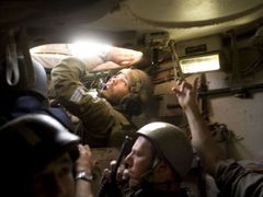 Izraelci projíždějí Gazou v obrněném transportéru.