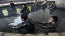 People take a dip in a black mud pool at a tourist resort to escape the summer heat in Daying county of Suining, Sichuan province August 19, 2012. Picture taken August 19, 2012. REUTERS/Stringer (CHINA - Tags: ENTERTAINMENT ENVIRONMENT TRAVEL TPX IMAGES OF THE DAY) CHINA OUT. NO COMMERCIAL OR EDITORIAL SALES IN CHINA Published: Srp. 20, 2012, 5:53 dop.