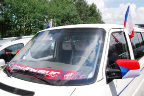 Fotogalerie: Vyzdobená auta fanoušků na fotbalovém Euru