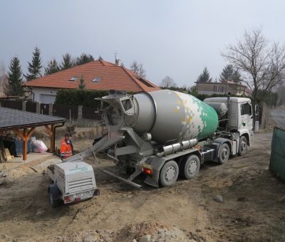 Doprava a čerpání litého cementového potěru CEMFLOW na stavbě rodinného domu