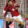 Sparťan Lukáš Štetina slaví vítězný gól v utkání s Baníkem Ostrava, objímá ho Mark Janko