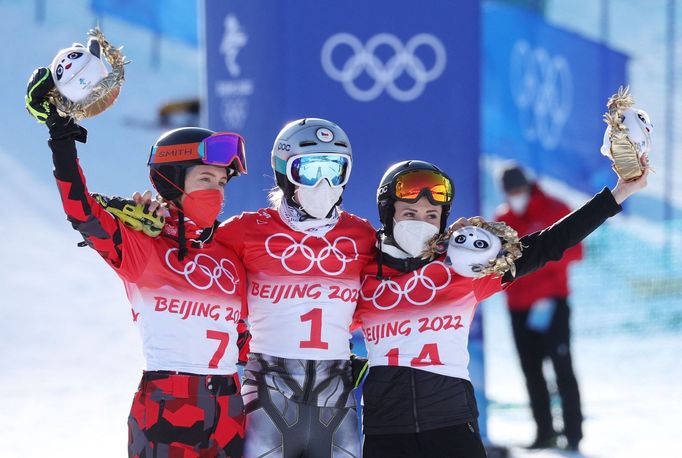 Ester Ledecká na stupních vítězů - vlevo Daniela Ulbingová, po její pravici bronzová Gloria Kotniková