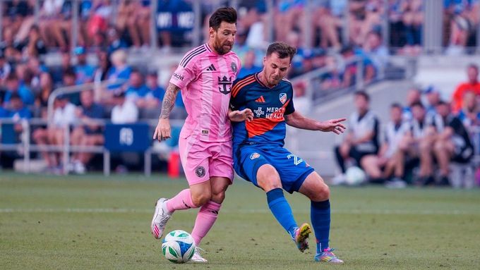 Pavel Bucha (vpravo) v souboji s Lionelem Messim v utkání zámořské MLS