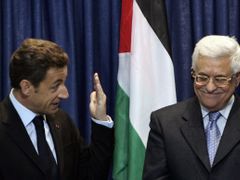 Sarkozy s palestinským prezidentem Mahmúdem Abbásem.