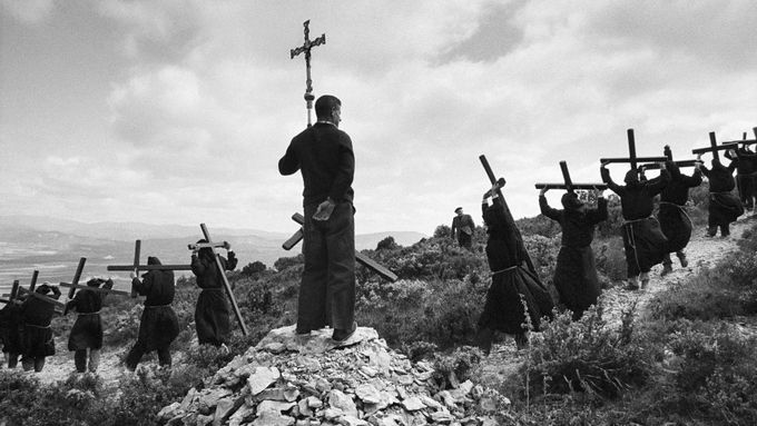 Fotil mizející náboženská procesí i středověký venkov. Inspiroval ho Koudelka