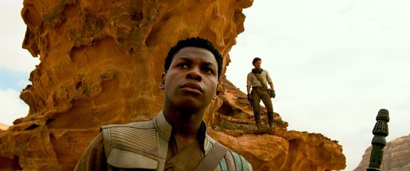 John Boyega (vlevo) jako Finn a Oscar Isaac jako pilot Poe Dameron.