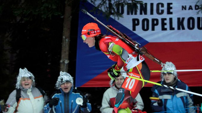 Čeští biatlonisté zažívají na šampionátu v Novém Městě na Moravě podporu, na kterou nejsou ze Světových pohárů zvyklí. Veronice Vítkové pomáhají k výborným výsledkům.
