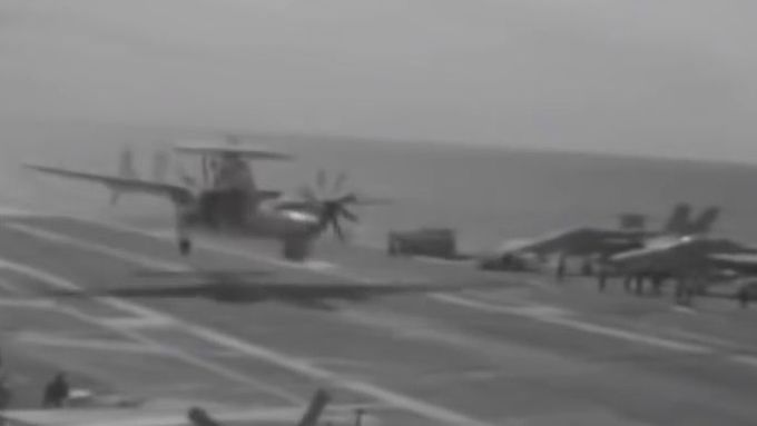 Americké námořnictvo muselo poskytnout záběry, na kterých letoun E-2C Hawkeye sjel z paluby letadlové lodi Dwight D. Eisenhower. Pilot ale pád vybral.