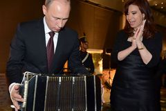 Putin dostal v Argentině speciální harmoniku pro tango