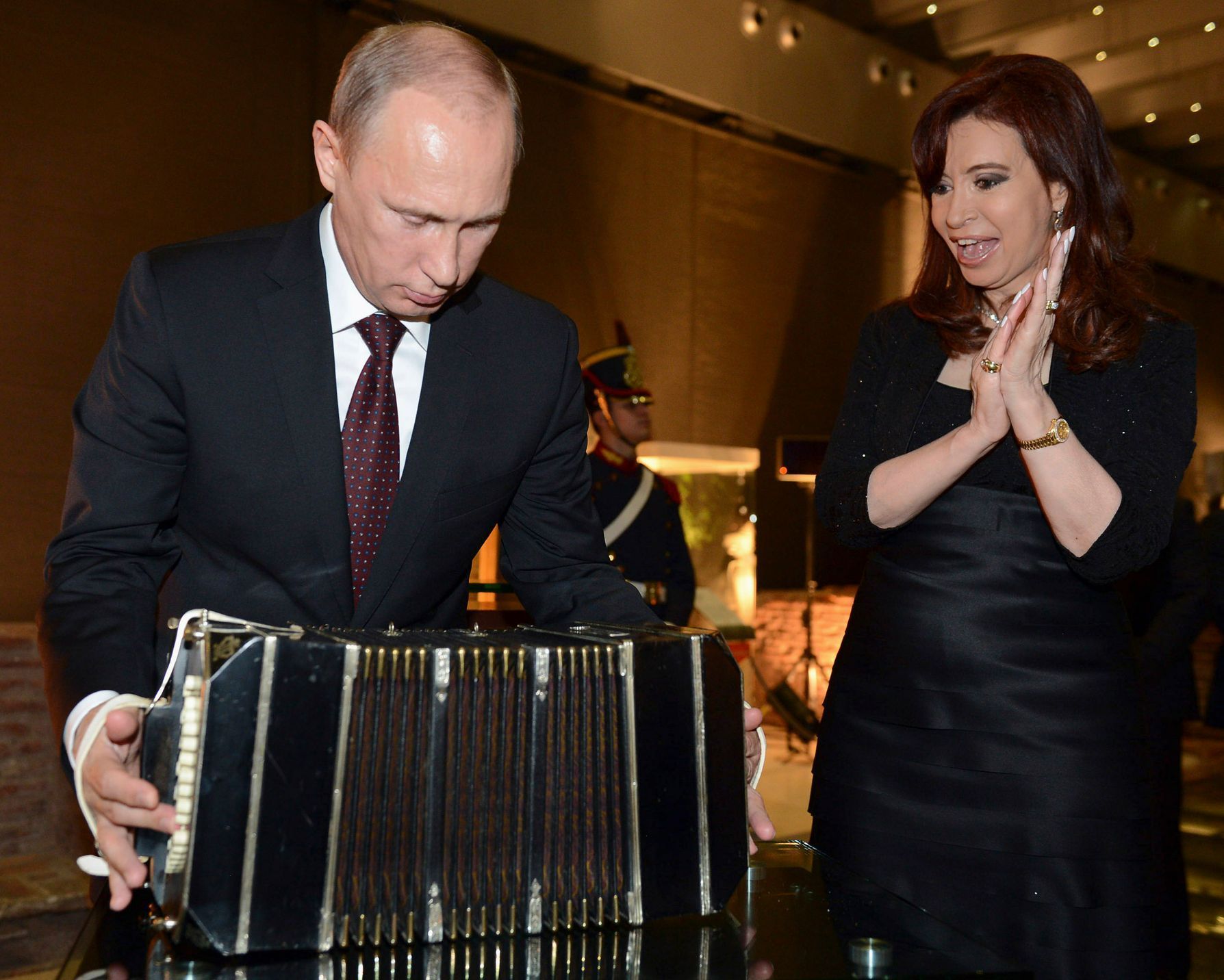 Putin hraje na harmoniku v Argentině