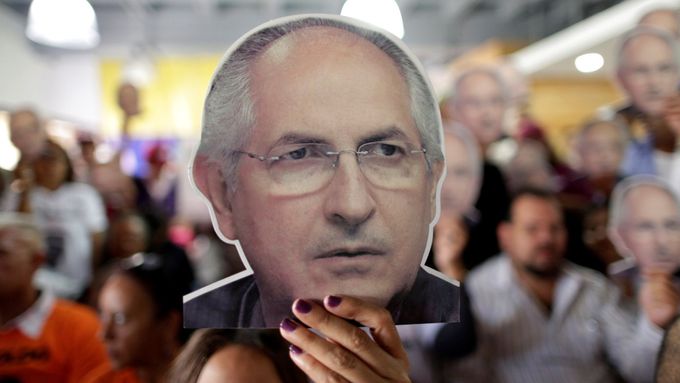 Lidé s portréty opozičního vůdce Antonia Ledezma, který je držen v domácím vězení.
