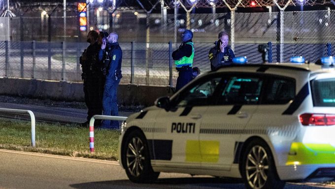 Policisté hlídkují na letišti v Kodani, které muselo být uzavřeno kvůli hlášením o dronu. 22. září 2025.