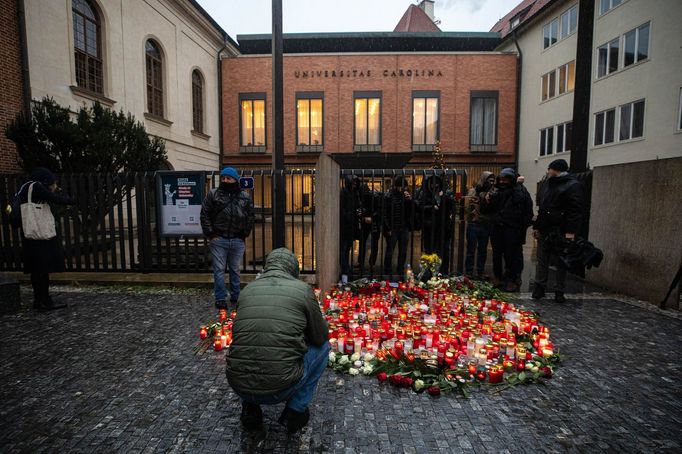 Pietní místo u Karolina 22. prosince, kam lidé po střelbě na Filosofické fakultě nosí květiny a svíčky.