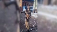 Video ukazující ruského vojáka jak střílí z granátometu ve městě Sudža
