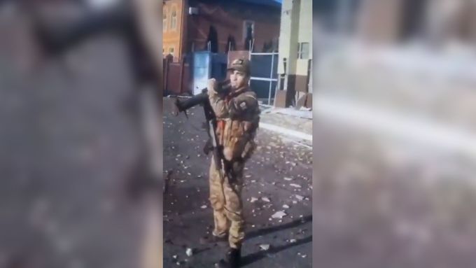Video ukazující ruského vojáka jak střílí z granátometu ve městě Sudža