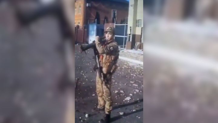 Video z Kurské oblasti vyvolalo bouři. Rus střílel granátometem na vlastní domy