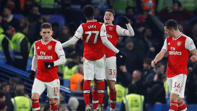 Gabriel Martinelli a Bukayo Saka slaví gól Arsenalu v derby na hřišti Chelsea.