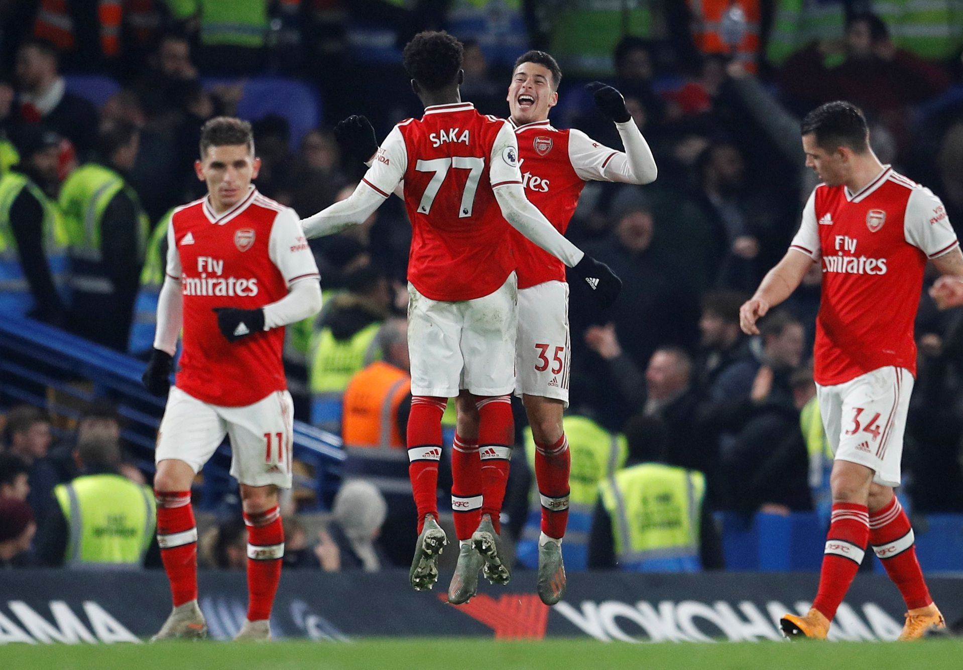 Anglická Premier League 2019/20, Chelsea - Arsenal: Gabriel Martinelli a Bukayo Saka slaví gól na 1:1