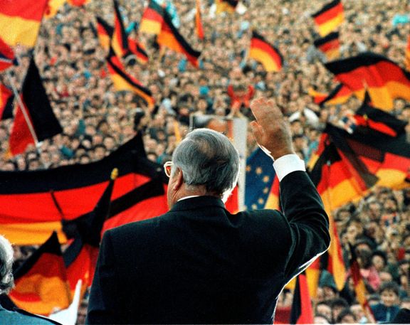 Helmut Kohl na volebním mítinku ve východoněmeckém Erfurtu, 1990.