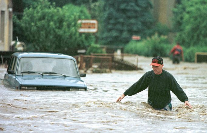 Archivní snímek z povodní v roce 1997, které postihly třetinu země, nejvíce Moravu a východní Čechy.