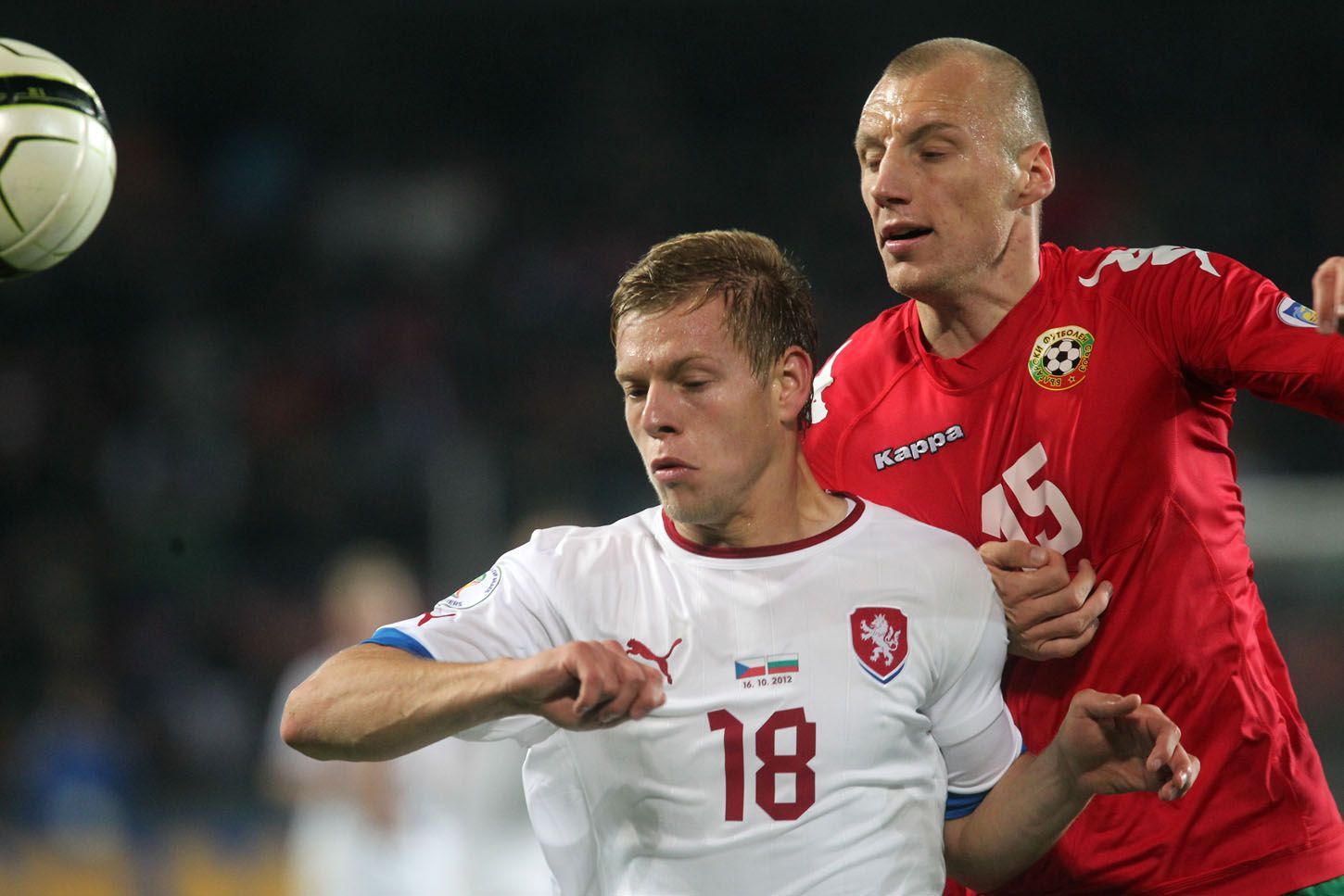 Český fotbalista Matěj Vydra v souboji s Ivanem Ivanovem v utkání kvalifikace MS 2014 proti Bulharsku.