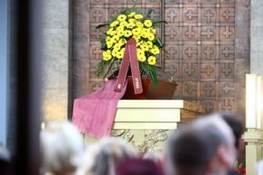 Sbohem, přišly říct Vladimíru Dlouhému desítky lidí