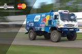 Asi nejobdivovanějším výkonem byla ovšem ďábelská jízda kamionu Kamaz. Vítěz Rallye Dakar z před dvou let Airat Mardějev proletěl trať v neustálém smyku.