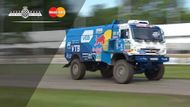 Asi nejobdivovanějším výkonem byla ovšem ďábelská jízda kamionu Kamaz. Vítěz Rallye Dakar z před dvou let Airat Mardějev proletěl trať v neustálém smyku.