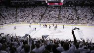 Druhým postupujícím v západní konferenci Stanley Cupu jsou hokejisté Phoenixu. V pátém zápase porazili na svém hřišti Predátory z Nashvillu a mohou se těšit na Los Angeles Kings. Výhru 2:1 si takto vychutnalo v Jobing.com Aréně 17 182 diváků.