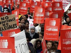 Jsme občané, ne cizinci. Tisíce imigrantů nedávno protestovaly v centru Londýna.