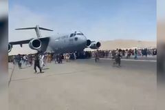 Zoufalý pokus o útěk na křídle letadla. Na letišti v Kábulu už zemřelo pět lidí