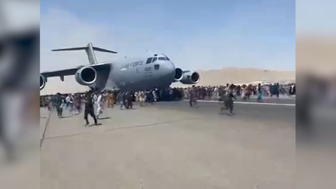 Zoufalý pokus o útěk ze země na křídle vojenského letadla. Jen za odpoledne zemřelo na letišti v Kábulu pět lidí.