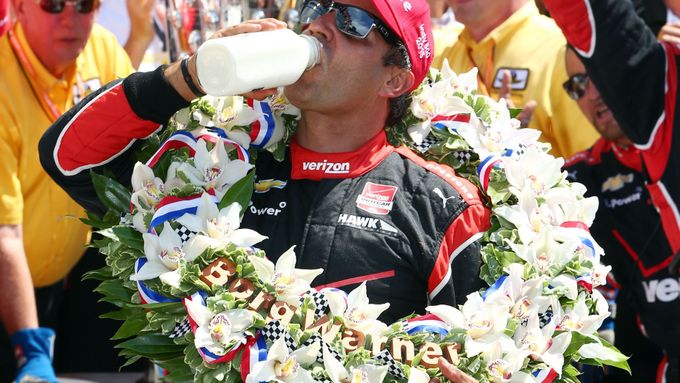Juan Pablo Montoya slaví vítězství v 99. ročníku závodu 500 mill Indianapolis.