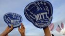 Supporters of Republican presidential nominee Mitt Romney hold up foam mitts at a campaign rally in St. Petersburg, Florida October 5, 2012. REUTERS/Brian Snyder (UNITED STATES - Tags: POLITICS ELECTIONS USA PRESIDENTIAL ELECTION) Published: Říj. 6, 2012, 1:05 dop.