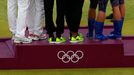 Medailové složení čtyřhry žen na olympijských hrách - (zleva) A. Hlaváčková, L. Hradecká, S. a V. Williamsovy, M. Kirilenková a N. Petrovová